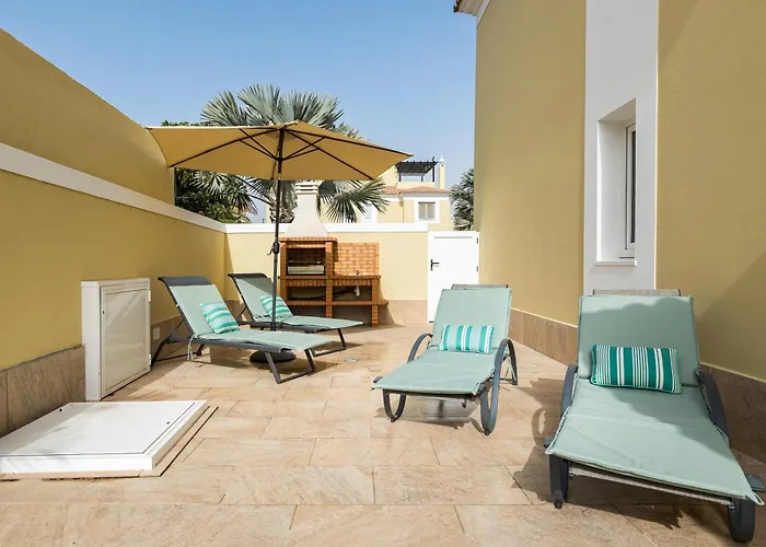 Home2book Luxury Pool & Terrace, فيلة